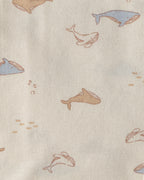 Detalle del estampado de ballenas
