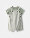Conjunto dos piezas de lino con peto corto a rayas y camiseta verde